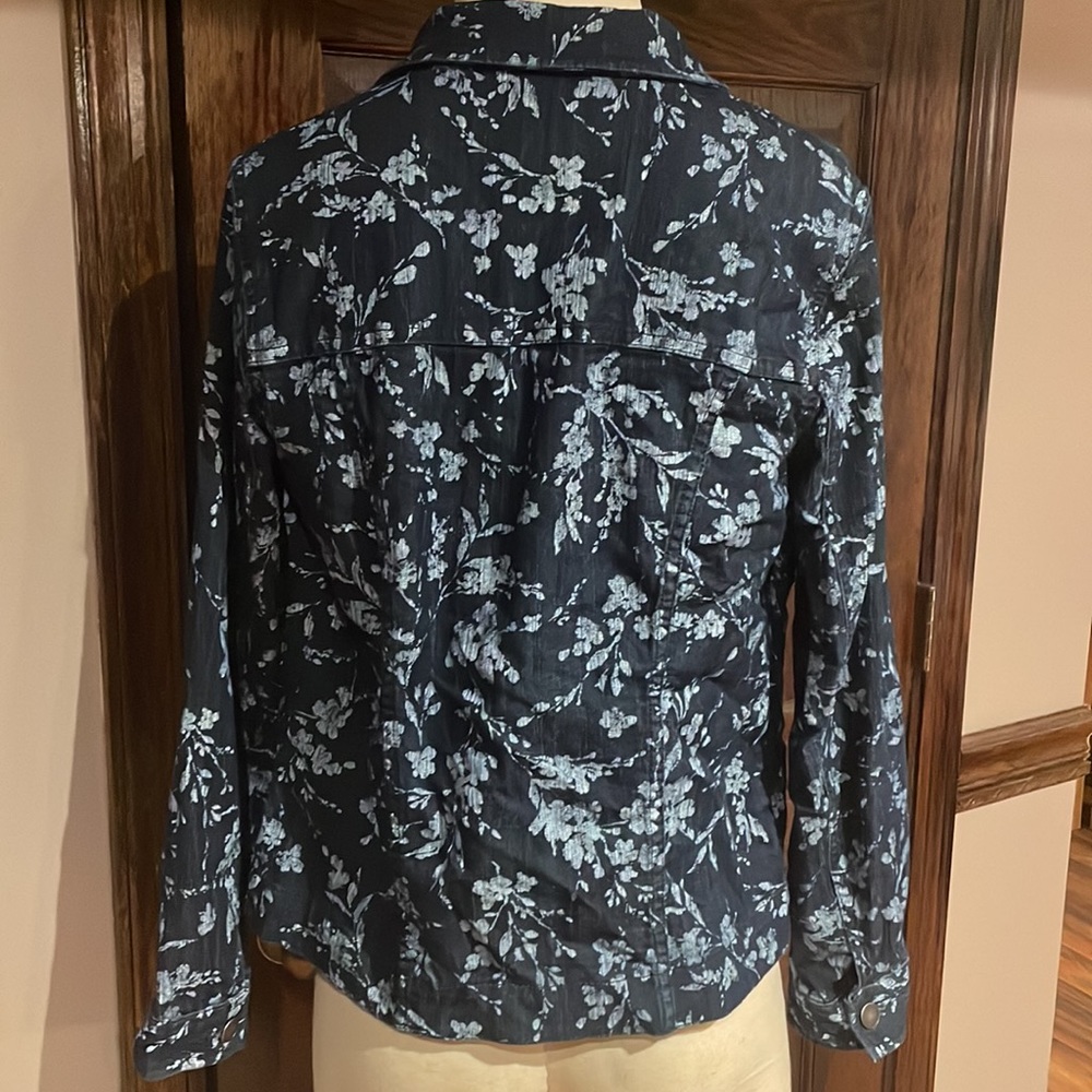 CROFT & BARROW STRETCH DENIM FLORAL JACKET - Picture 3 of 6